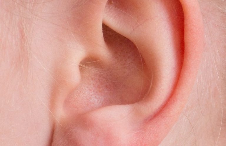 Gros plan sur une oreille humaine, montrant les détails de la structure.