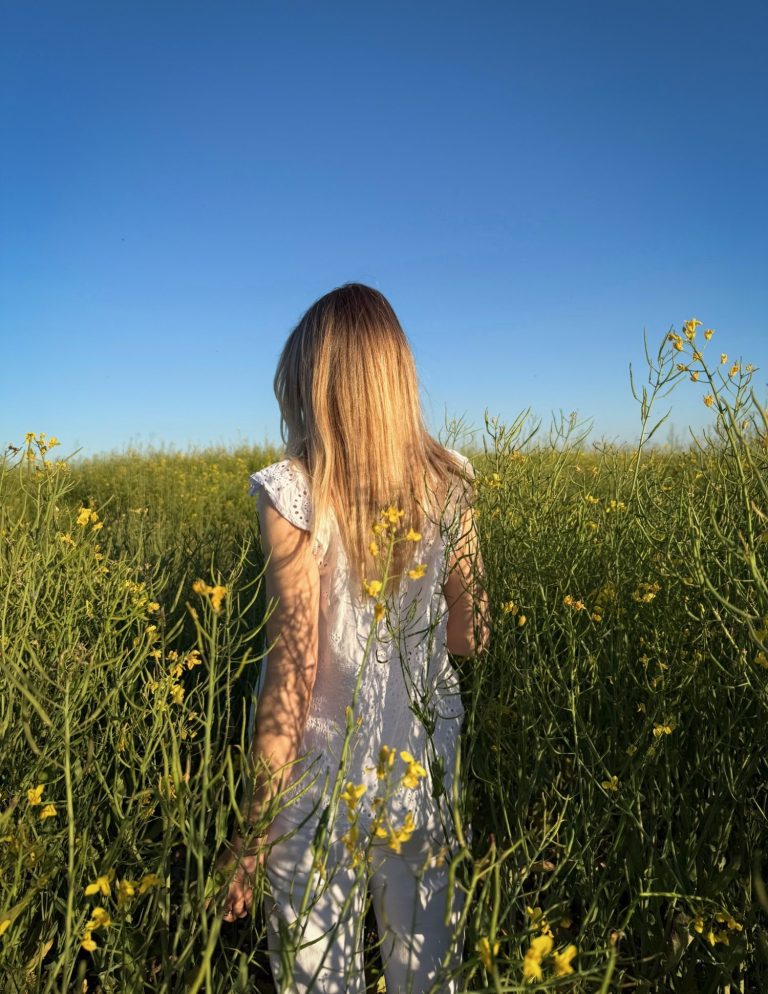 Marie Séraphin Naturopathe Femme aux cheveux blonds, vêtue d'un blazer beige, posant avec une plante sèche en arrière-plan.